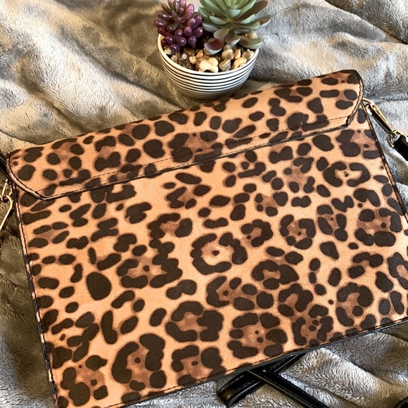 SOLE SOCIETY LEOPARD PRINT ENVELOPE CLUTCH/PURSE - Picture 2 of 9